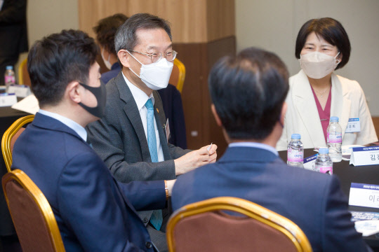 이종호 과학기술정보통신부 장관(왼쪽에서 두번째)이 25일 오후 서울 강남구 코엑스에서 열린 '2022년 제3차 디지털미디어 콘텐츠 진흥포럼' 에 참석해 환담을 나누고 있다. 과기정통부 제공